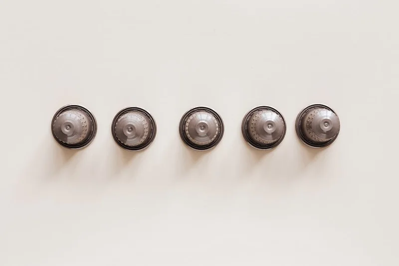 가정용 에스프레소 머신 vs 캡슐 머신: 스타벅스 끊고 월 15만 원 아끼기 (커피 맛과 유지비 철저 분석)