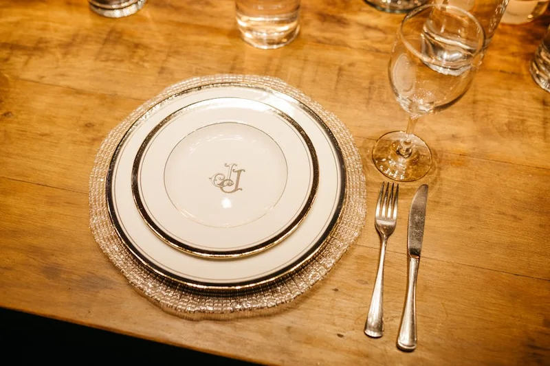 파인다이닝 vs 이모카세: 1인 10만 원 예산으로 더 만족스러운 회식 장소는? (MZ세대 vs X세대 만족도 비교)